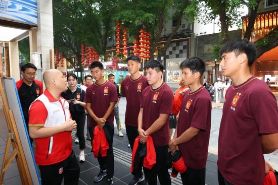 失忆的周全变身群演尝尽生活的酸甜苦辣，遇见独立的都市女性李想（万茜 饰），两人重新审视了爱情和人生；互换身份的陈小萌冒充;杀手不得不面对非同寻常的世界，体验惊心动魄之余也重新寻找自我